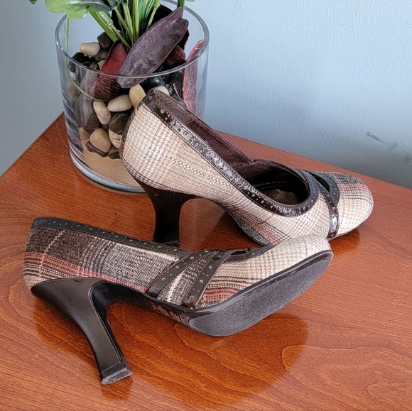 Retro Round Pumps - Picture 4 of 4